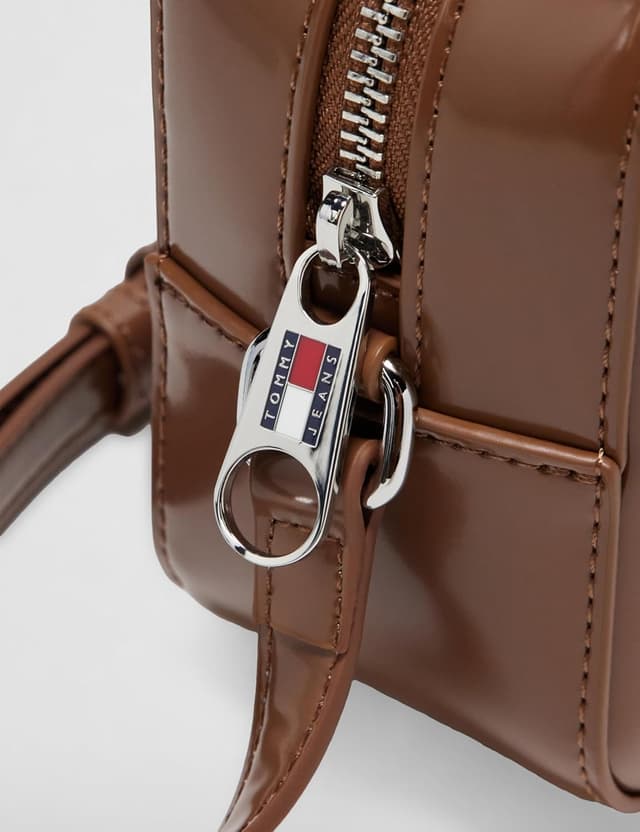 Detalle de Tommy Jeans Damen Crossbody Bag Tasche mit glänzendem Must-Design „Camera“