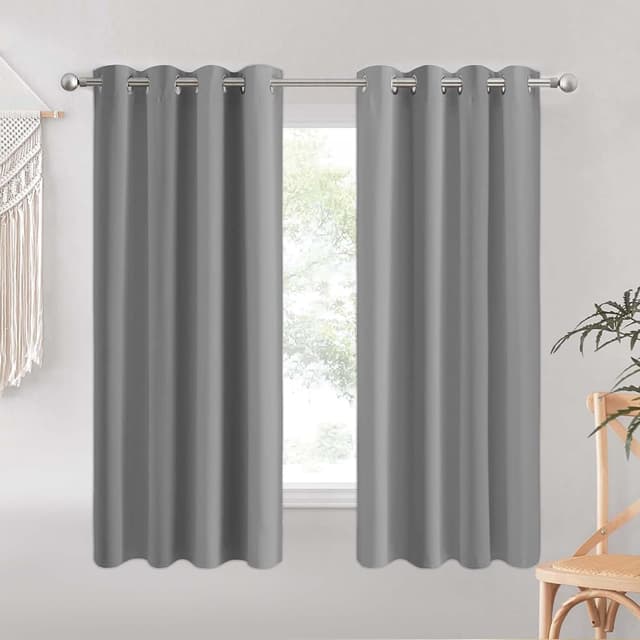 Detalle de Aspire Homeware blackout curtains (2-panel) for bedroom and living room in light grey, eyelet design