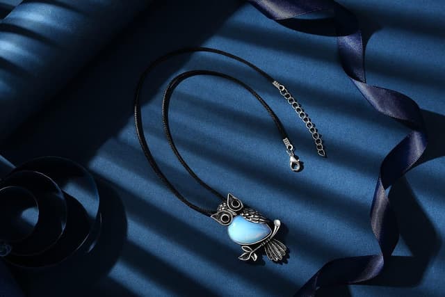 Detalle de XIANNVXI Crystal Owl Necklace with Opalite Pendant on a Silver Chain for Women