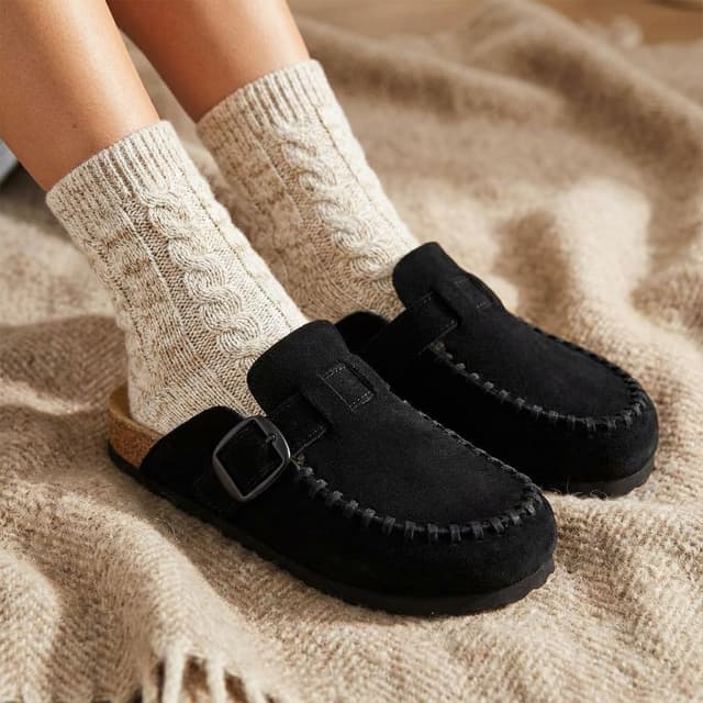 Detalle 2 de CUSHIONAIRE Canoe Genuine Suede Clogs