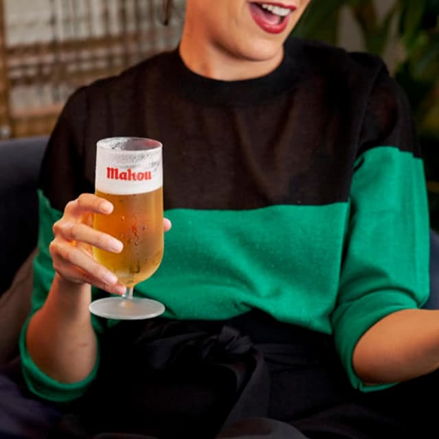 Detalle 2 de Mahou 5 Estrellas, Pack 28 Latas 33 cl 🍺 Cerveza Dorada