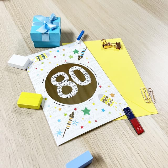 Thumbnail 2 de ARKRAFT Tarjeta de cumpleaños 80 años con brillo y acabado oro 🎂