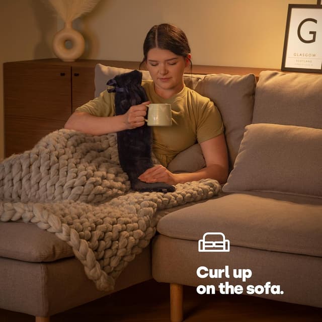 Detalle de LIVIVO 2L Extra Long Hot Water Bottle with Cover (Navy) – Large Winter Hot Water Bag with Removable Cover