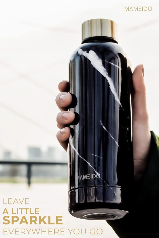 Detalle de MAMEIDO Thermosflasche 1 l – auslaufsichere Edelstahl-Trinkflasche, kohlesäuregeeignet, BPA-frei (Black Marble Gold)