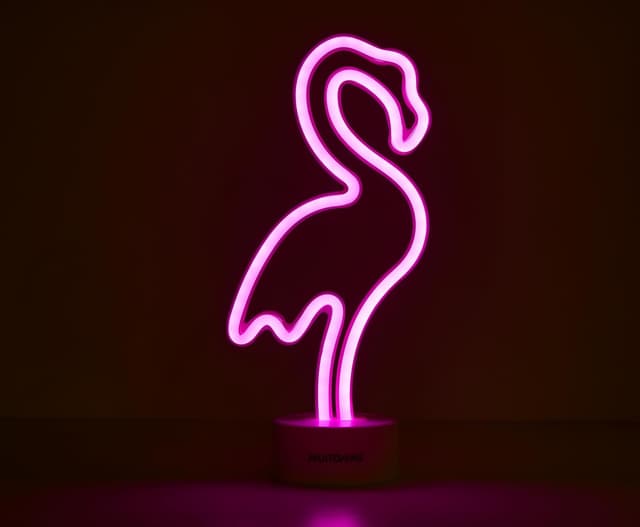Detalle 2 de Muitomas lampada neon da scrivania con scritta e forma fenicottero, 5W (input 5V/1A)