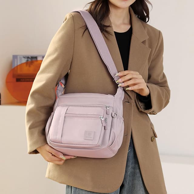 Detalle de FAVORTALK Multi Pocket Large Crossbody Handbag (Nylon, waterproof) with adjustable wide strap