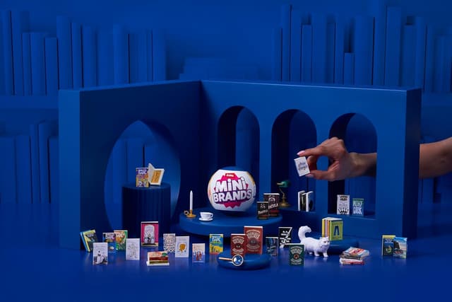 Detalle de Mini Brands Mini Books Serie 2 von ZURU – Sammelspielzeug mit 5 Miniatur-Büchern & Zubehör (ab 3 Jahren, Kapsel)