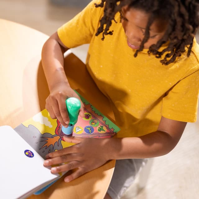 Detalle 2 de Melissa & Doug Sticker Wow : tamponneuse dinosaure + bloc d’activités de 300 autocollants (dès 3 ans)