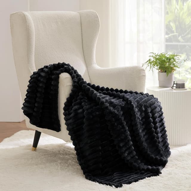 Detalle 2 de Bedsure Fluffy Fleece Throw Blanket (150x200 cm) in Black – cosy sofa and bed throw for women and girls
