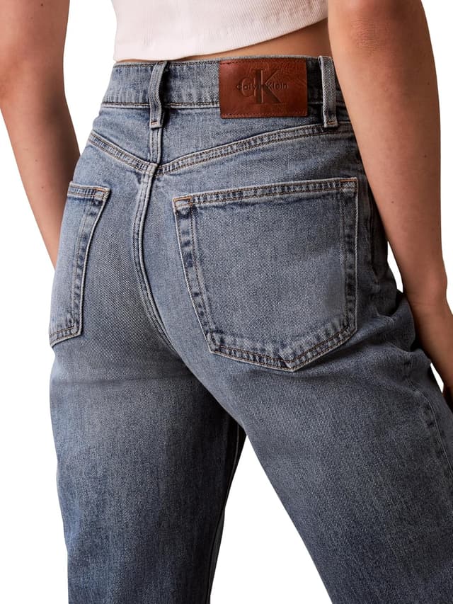 Detalle de Calvin Klein women’s jeans: a sustainably produced everyday staple