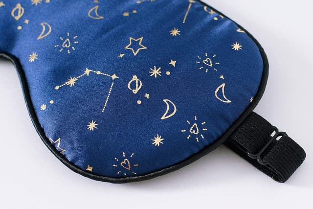 Detalle 2 de Antifaz para dormir de seda azul estrellas