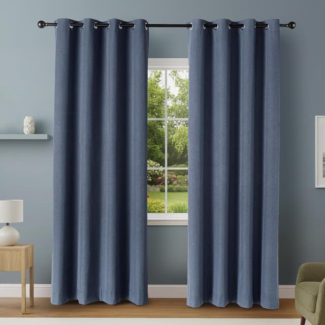 Detalle de Amazon Basics 100% Blackout Eyelet Curtains 132 x 244 cm 🪟