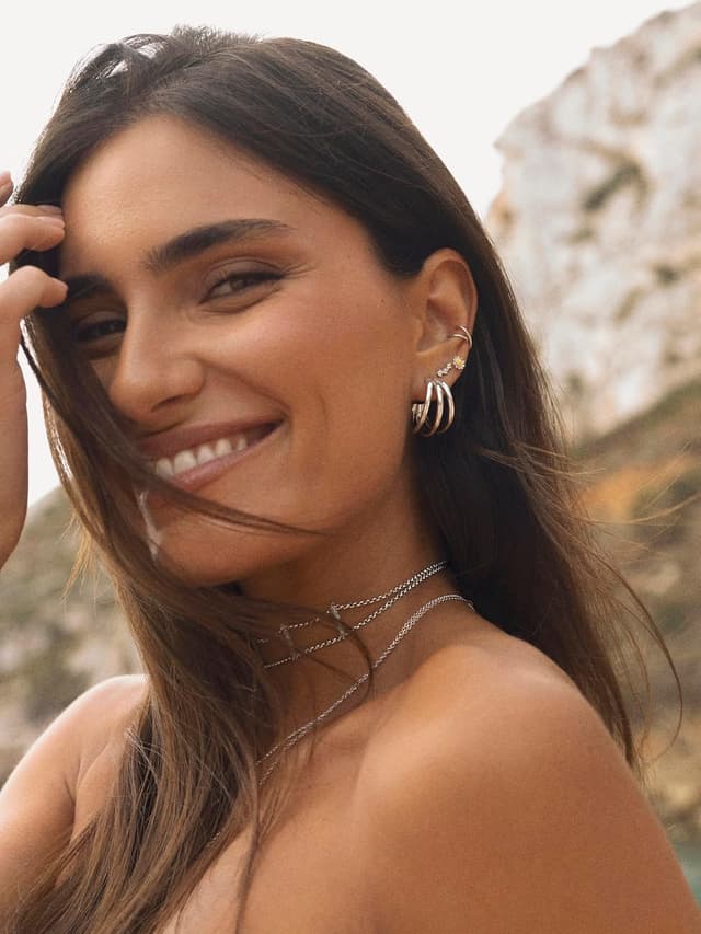 Detalle 2 de SINGULARU Pendiente Suelto Margarita, plata 925 bañada 18Kt 💍