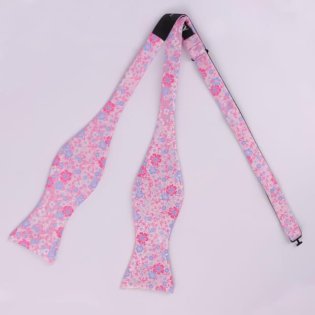 Detalle de Self-tied floral bow tie and pocket square set for weddings and parties