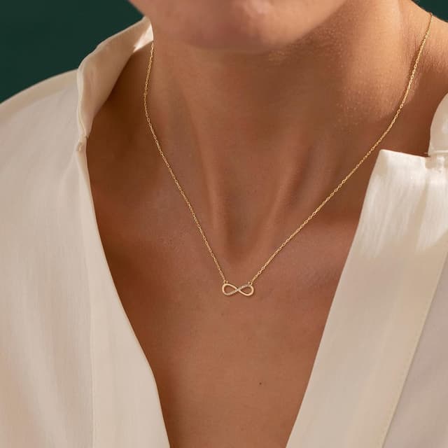 Detalle 2 de HANLI vergoldete Halskette für Damen mit 14K Gold-Finish und zarten Anhängern (42 cm) – hypoallergen