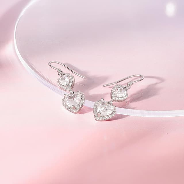 Detalle 2 de Lange Ohrringe Hängend aus Sterlingsilber 925 mit Herz und Zirkonia-Glitzer in Geschenkbox