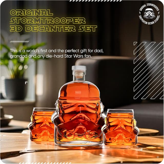 Detalle 2 de Stormtrooper whiskey decanter set (750ml) with 2 helmet glasses — officially licensed Star Wars gift