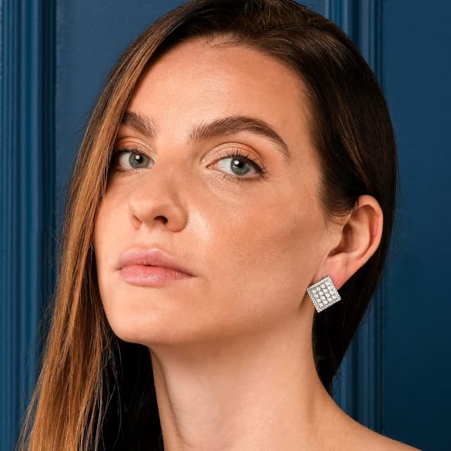 Detalle de Orecchini grandi da donna ZAVANA con zirconi cubici e piccole perle finte