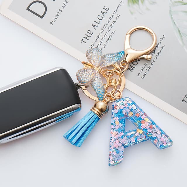 Detalle de CHUQING Schlüsselanhänger mit Anfangsbuchstaben „Mädchen“ und Schmetterling