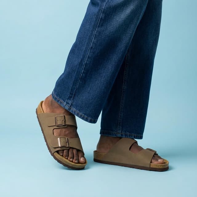 Detalle de CUSHIONAIRE Lane Cork Footbed Men’s Sandals with Adjustable Buckle Comfort Slides