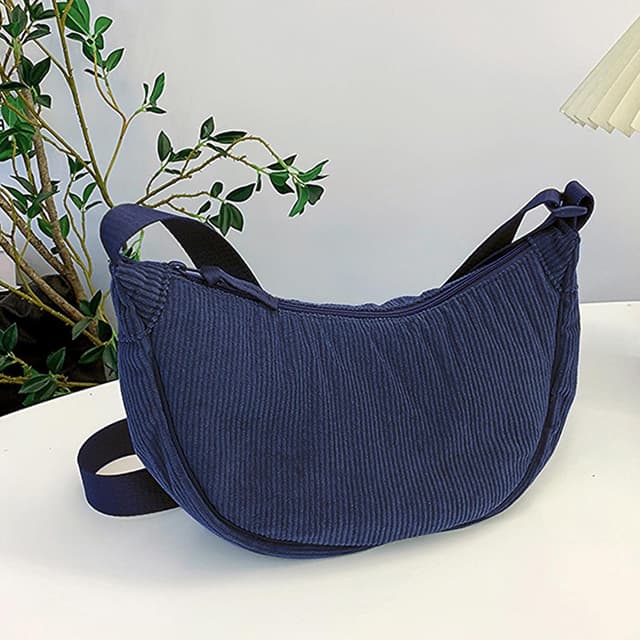 Detalle de JENCVNL Crescent Bag 31 x 16 x 9 cm