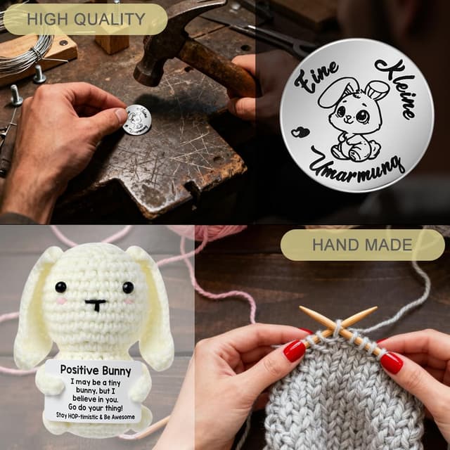 Detalle de Aolso Pocket Hug Coniglio Positivo in mini bambola lavorata a maglia con biglietto e moneta