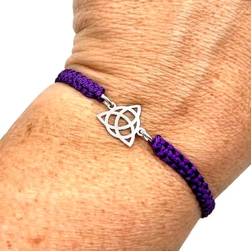 Detalle 2 de MASBARATA pulsera de macramé con triqueta en plata de ley (morado)