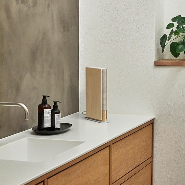 Detalle de Bang & Olufsen Beosound Emerge – schlanker WLAN- und Bluetooth-Regallautsprecher in Gold