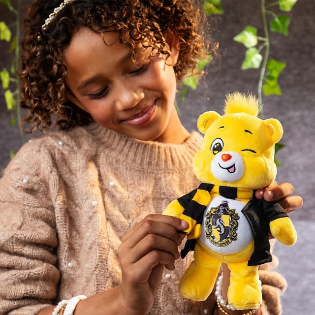 Detalle de Care Bears x Harry Potter Hufflepuff Funshine Bear 8-Inch Plush