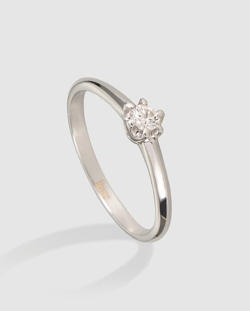 Detalle de Luzz Anillo solitario oro blanco y diamante 💍