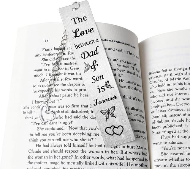 Detalle de Dad and Son bookmark gift in stainless steel: “The love between a dad & Son is forever”