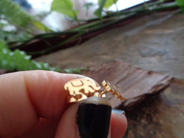 Detalle 1 de Indischer Elefant Gold Ohrstecker aus Edelstahl