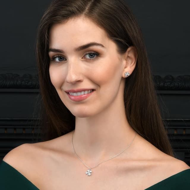 Detalle de Collana Diamond Treats Quadrifoglio in Argento 925 con ciondolo portafortuna e zirconi