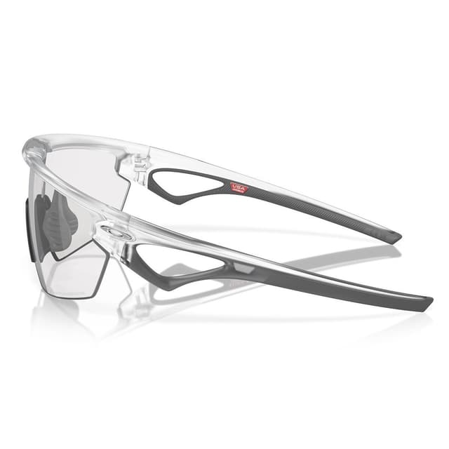 Detalle de Oakley Sphaera: gafas de ciclismo con lentes Prizm™ y ventilación frontal