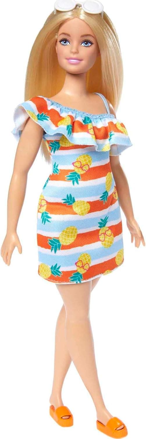 Detalle de Barbie Loves the Ocean HLP92 – Barbie-Puppe mit blondem Haar, Ananas-Kleid & Sonnenbrille