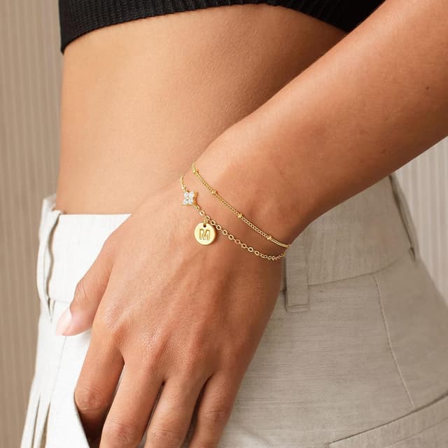 Detalle de TINGN Armband Damen (14K Gold vergoldet) mit Initialen A–Z, CZ & vierblättrigem Kleeblatt – personalisierbares Geschenk