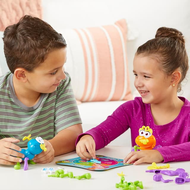 Detalle 2 de Hasbro Cootie Bug-Building Game