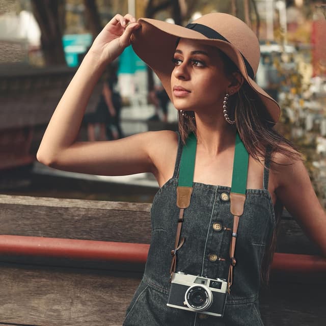 Detalle de Padwa Lifestyle Green Double Layer Crazy Horse Cowhide Camera Strap (1.5" cotton woven) – Adjustable for DSLR & mirrorless