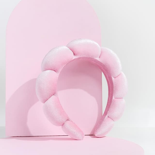 Detalle de Brushworks Pink Cloud Headband: fascia leggera e confortevole per il look beauty