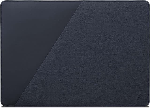 Detalle de Native Union Stow Slim MacBook sleeve with magnetic easy-access closure