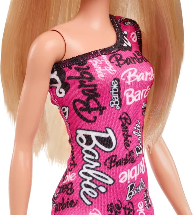 Detalle 2 de Barbie Modepuppe HRH07 mit glatten, blonden Haaren im pinken One-Shoulder-Kleid und Logo-Schuhen