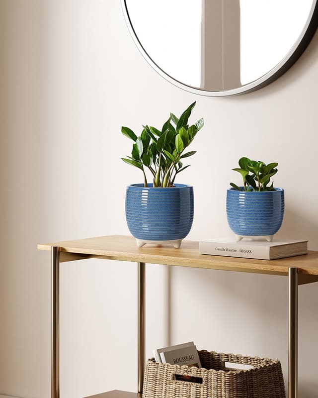 Detalle de LE TAUCI Ceramic Plant Pots (12cm & 16cm footed planters) with drainage – reactive glaze blue