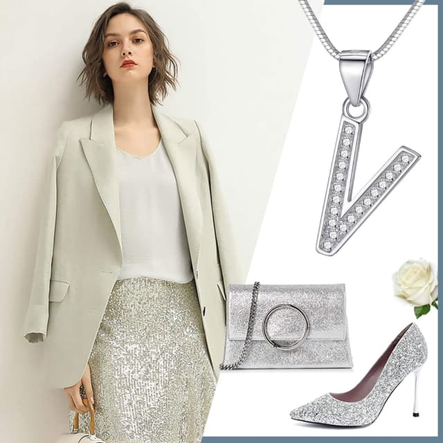 Detalle de Collana Morella da donna con ciondolo a lettera in argento 925 rodiato e zirconi bianchi, lunghezza 45 cm