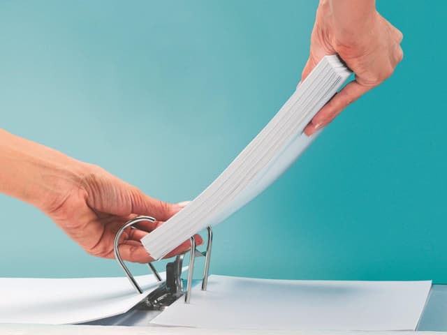 Detalle 2 de Leitz Qualitäts-Ordner 3er-Set A4 (8 cm) mit Wolkenmarmor-Papier, rot, 310305025