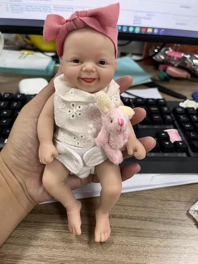 Detalle 2 de Reborn Baby Doll Girl de Silicona 7" con Ropa👶