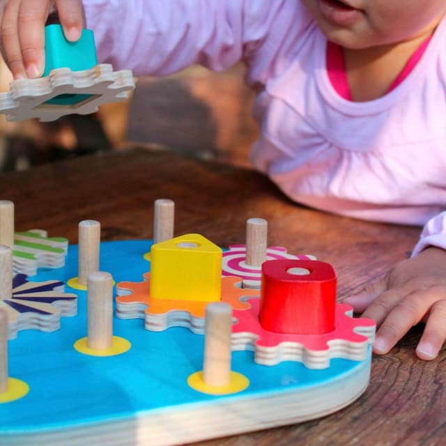 Detalle de Selecta 62011 Kurbelspaß aus Holz – Motorikspielzeug für 1 bis 3 Jahre