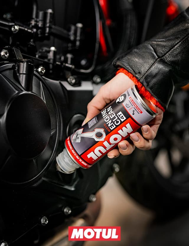 Detalle de Motul Nettoyant Moteur Avant Vidange pour moteurs 4 temps (additif curatif) – 200 ml