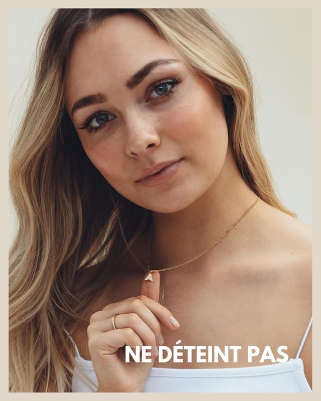 Detalle de GD GOOD.designs est. 2015 collier chaîne lettre doré 18K avec initiales en zirconium