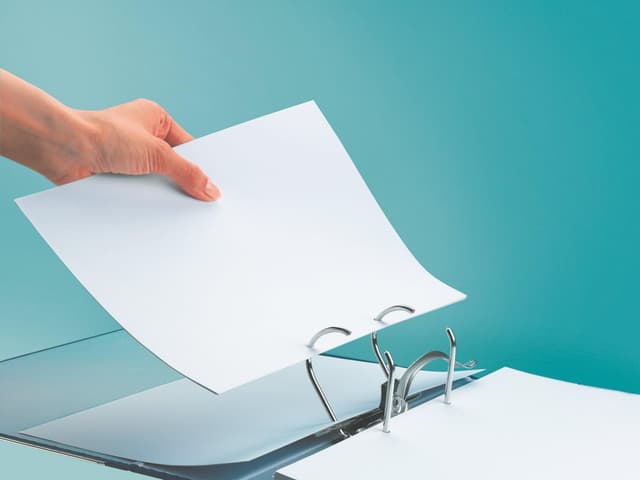 Detalle 2 de Leitz Qualitäts-Ordner 3er-Set A4 (8 cm) mit Wolkenmarmor-Papier, rot, 310305025