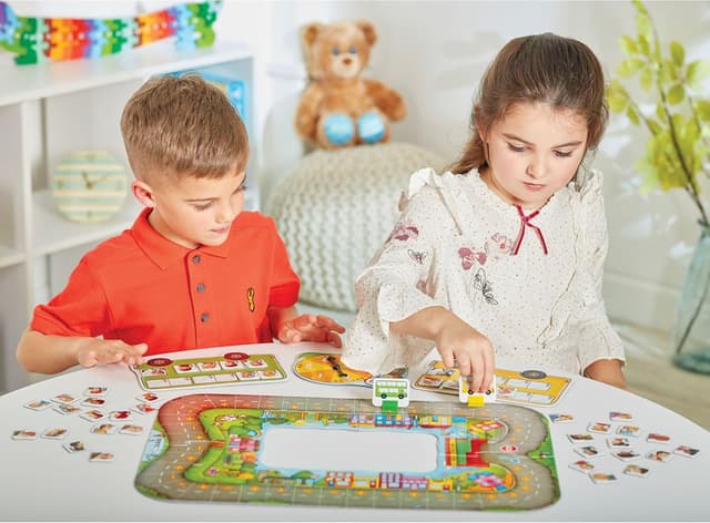 Detalle 2 de Orchard Toys Bus Stop Game for ages 4-8